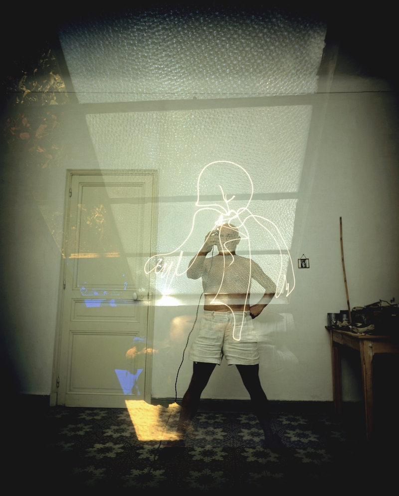 Illustration for article titled Beautiful vintage pictures of Picasso drawing with light